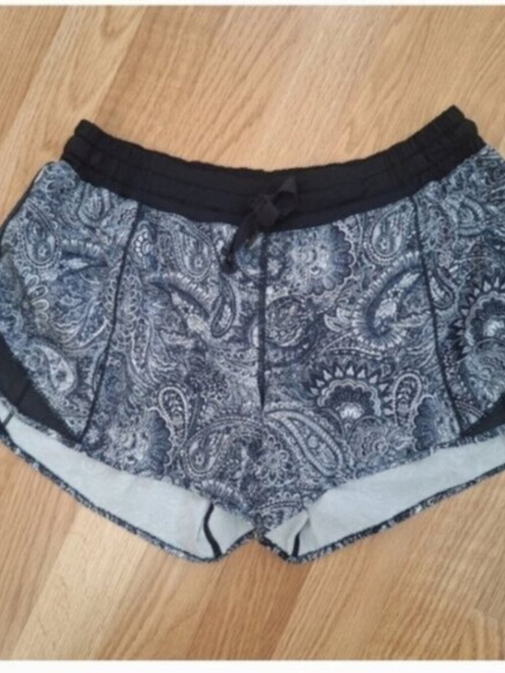 Lululemon Black White Paisley Hotty Hot Short (Long) SZ 10 - Picture 10 of 10